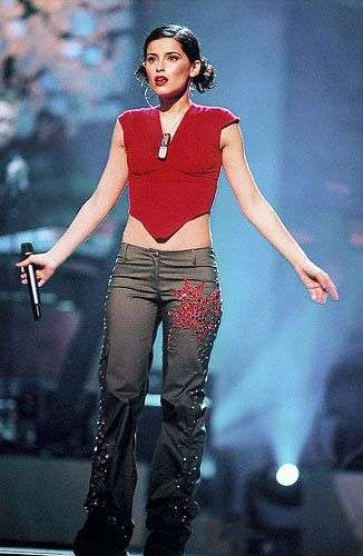 Juno Awards - 2001
Keywords: Juno;Red top;short hair;dog tags;hoops;red lips;red nails;Grey Pants