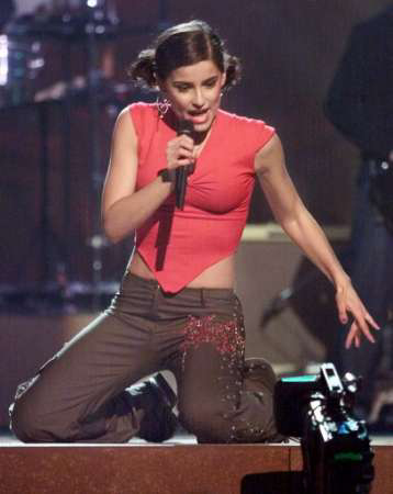 Juno Awards - 2001
Keywords: Juno;Red top;short hair;dog tags;hoops;red lips;red nails;Grey Pants;knees