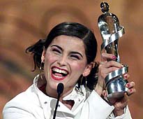 Juno Awards - 2001
Keywords: Juno;Flower Dress;short hair;neckless;hoops;red lips;red nails;Awards