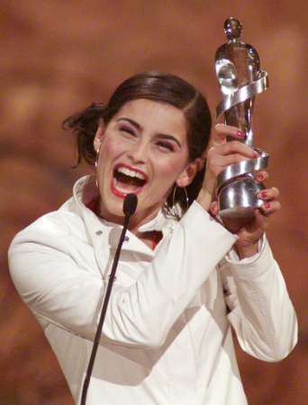 Juno Awards - 2001
Keywords: Juno;Flower Dress;short hair;neckless;hoops;red lips;red nails;Awards