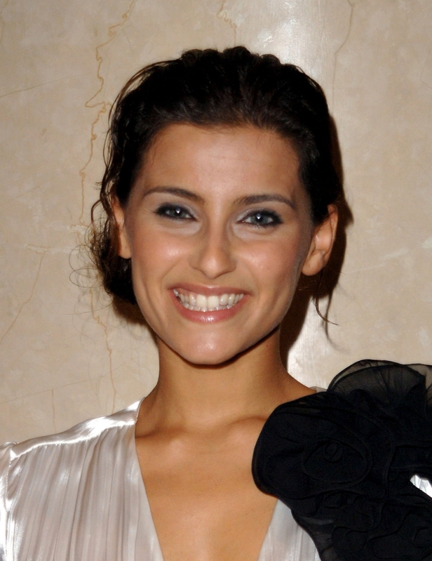 Nelly Furtado Accepts The Award of Celebrating Outstanding Portuguese-Canadian Achievement of 2006

